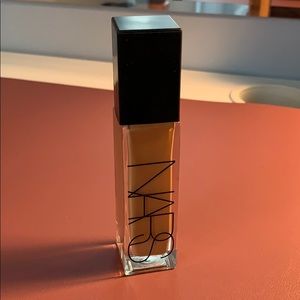Nars Natural Radiant Longwear Foundation